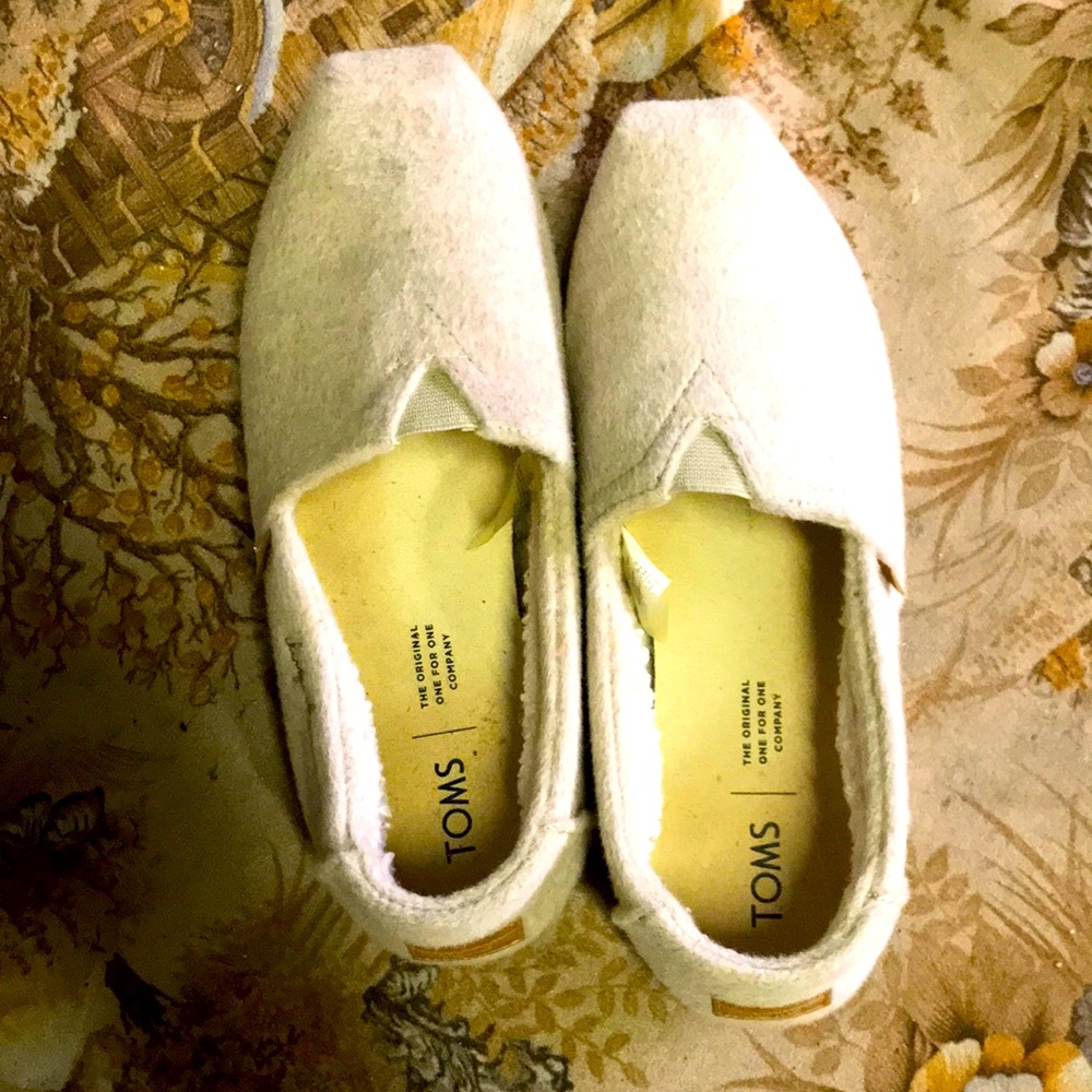 Toms shoes size 6